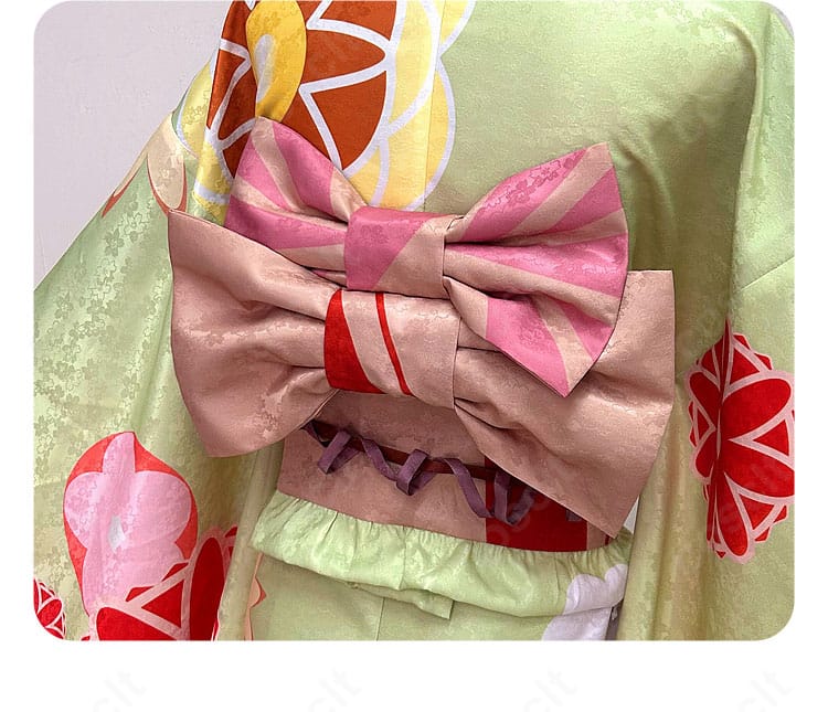 腰部アクセサリーのクローズアップ。後ろ姿のポイントとなる装飾要素と結びの処理を確認できる画像。