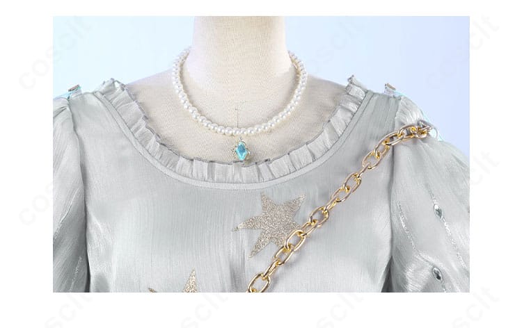 宇宙の魔女コスのネックレス装飾アップ。質感と石調パーツのディテールが見える