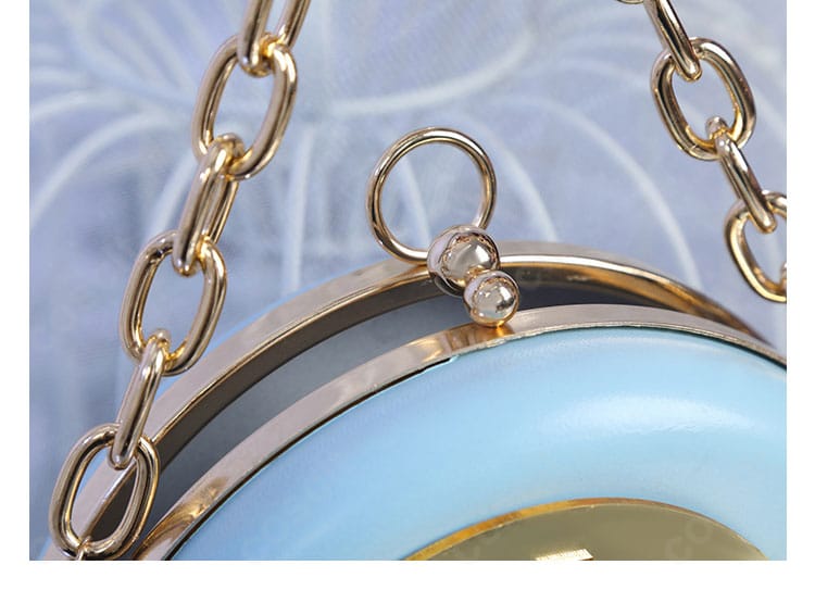 ヘアアクセサリー正面のディテール。宇宙の魔女らしいモチーフと配色を表現