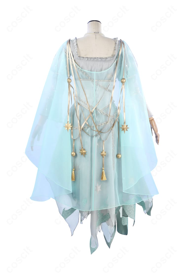 宇宙の魔女衣装の背面。マントのシルエットと背部装飾の構成が分かる画像