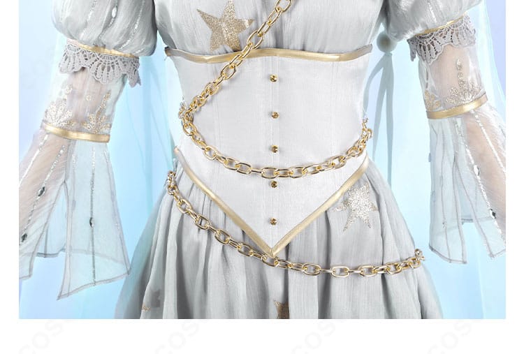 腰周りチェーンと装飾のクローズアップ。ウエストアクセントの立体感を強調