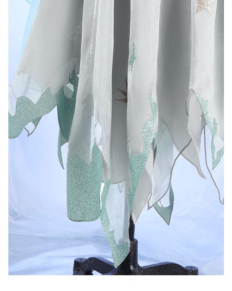 スカート裾の細部。縁の装飾とドレープの美しさが確認できる