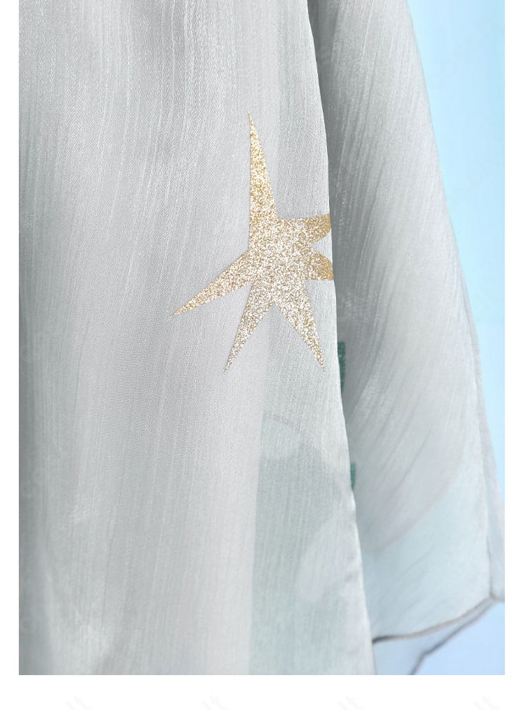 スカート装飾のクローズアップ。広がりと装飾ラインで上品さを演出