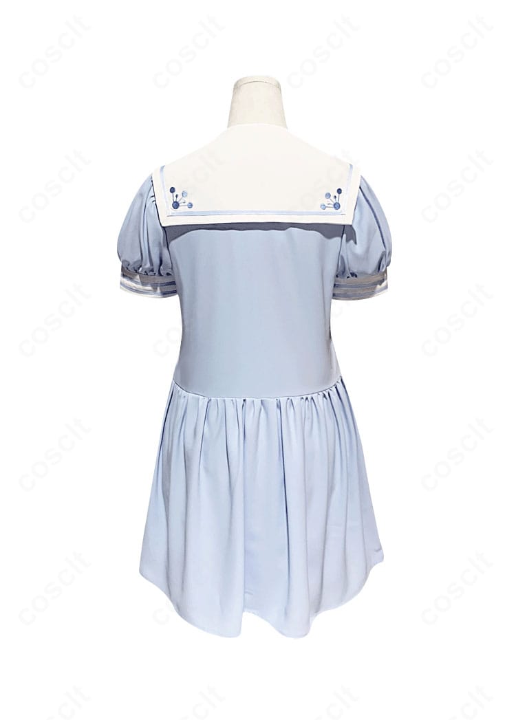 木之本桜 私服ワンピース コスプレ衣装の背面。スカートの落ち感と背面まで丁寧な縫製が見える画像