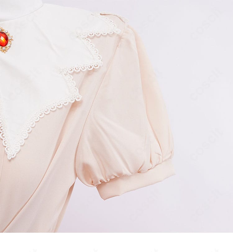 肩と袖の装飾ディテール。ふくらみのある袖と装飾ラインで可憐な雰囲気を表現。