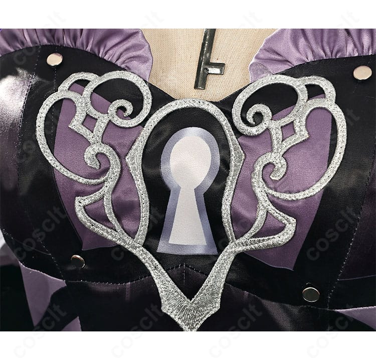 襟飾りのクローズアップ。ネックラインの装飾と縫製の仕上がり