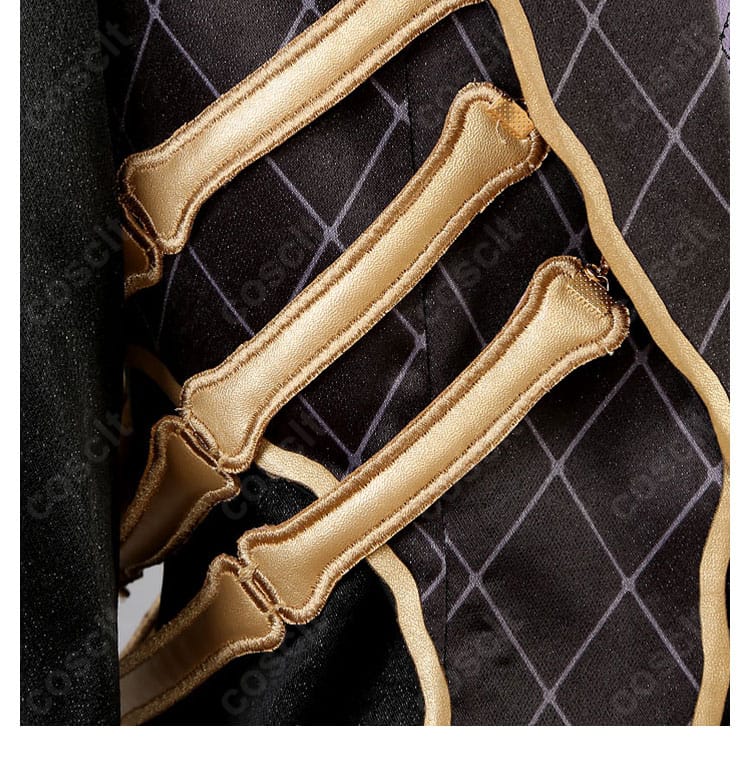 朔間凛月 衣襟装飾のアップ。襟元の刺繍とブローチ配置により月テーマの荘厳さを演出。