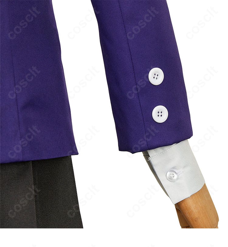 ニャアン 学園制服コスプレ衣装の袖ボタン装飾。ボタン配置とアクセント効果を確認。