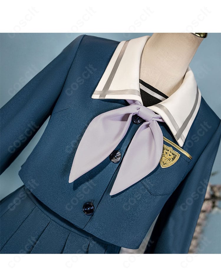 胸元の蝶結びスカーフ装飾のアップ。結び目の形状と色味の再現を強調。