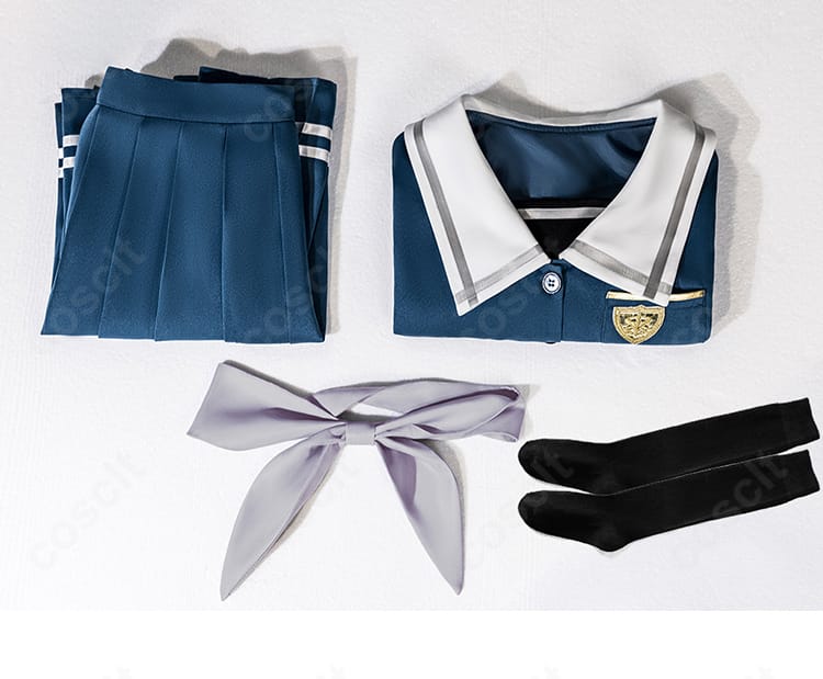 セット内容一式（スカーフ、トップス、スカート、靴下）の平置き配置写真。到着後すぐに揃う構成。