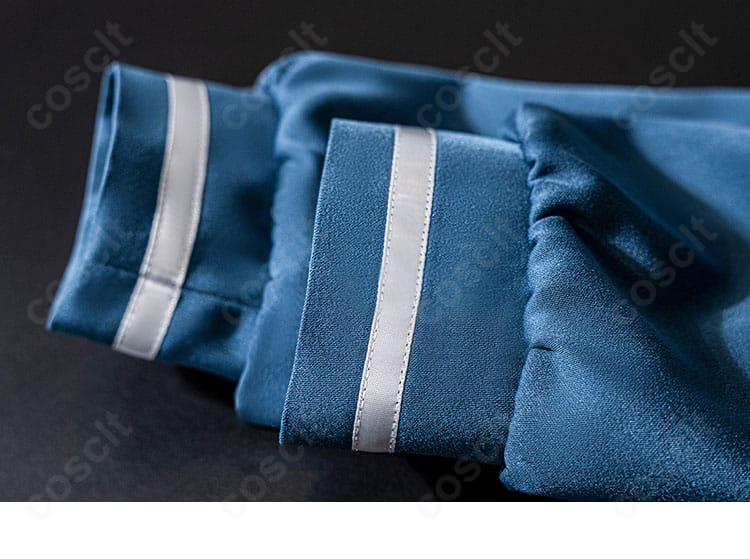 袖口の装飾とカフスの縫製アップ。端処理と配色切り替えの精度を示す。