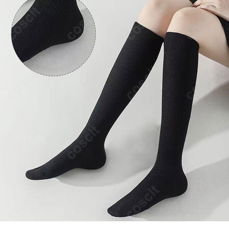 靴下（レッグウェア）の装飾ディテール。丈感とリブの質感を示すクローズアップ。