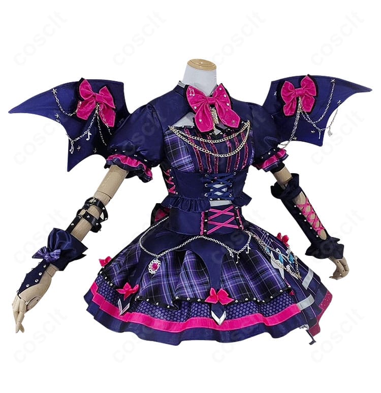 正面アップの『星のツバサ』衣装ディテール。ハリ感のあるトップスと蝶ネクタイ、フロント装飾の配置がわかる画像。