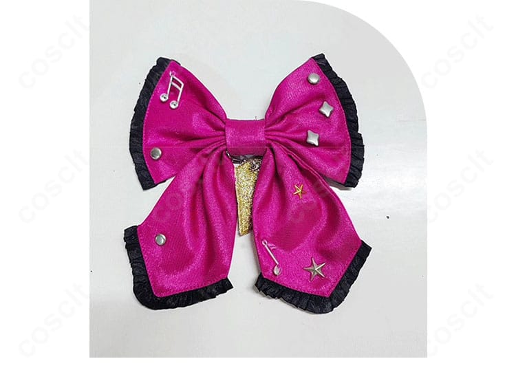 腕飾りと手袋のクローズアップ。アームカバーのフィット感と手首飾りの装着方法・質感がわかる詳細画像。