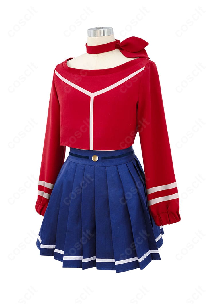 ミタ セーラー服コスプレの側面ビュー。ウエストラインとスカートの広がり、シルエットの美しさを示す角度。