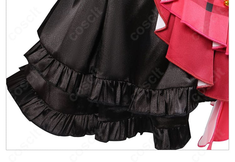 スカート裾のフリルと装飾ラインのアップ。揺れ感と華やかさを強調。