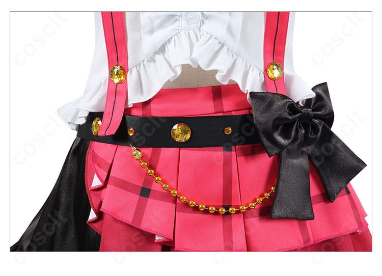 腰ベルトの装飾ディテール。金具とステッチが丁寧でコーデを引き締める仕上がり。