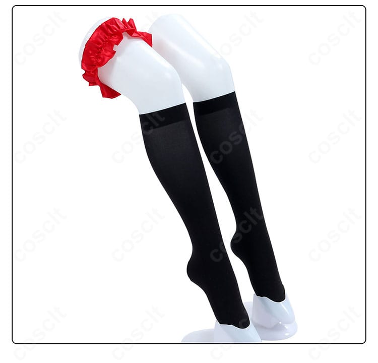 レッグアクセサリーとストッキング。太もも飾りの位置と意匠、靴下の装飾の質感が分かる画像。