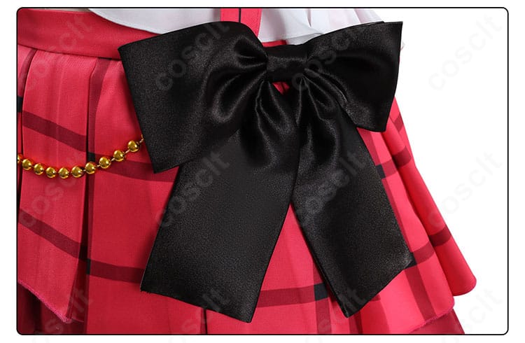 蝶結びの腰飾りディテール。ボリュームのあるリボンでステージ映えする立体的な造形。