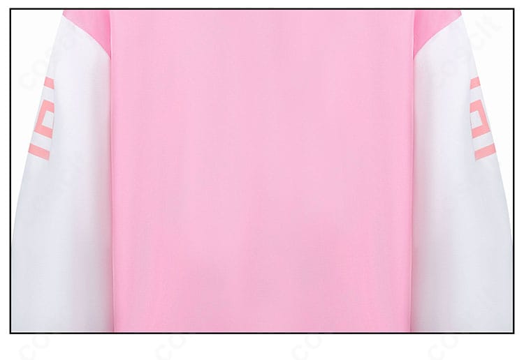 トップス背面のライン。背面シームと生地の落ち感でシルエットの良さを強調。