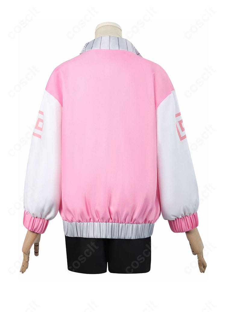 背面全体図。コートの落ち感と背中心のライン、裾の広がりで後ろ姿の完成度を確認。