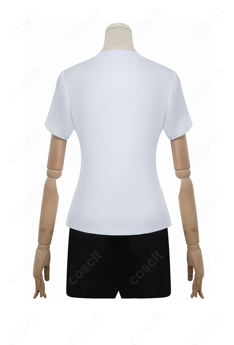 短袖トップス背面のディテール。肩線と背面ヨークのすっきりした仕上がり。