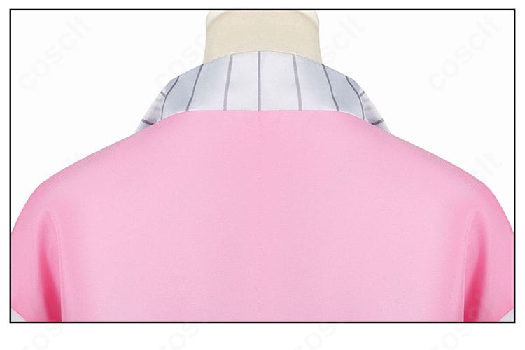 襟の背面ディテール。後襟のカーブと縫製がわかる上品な仕上げ。