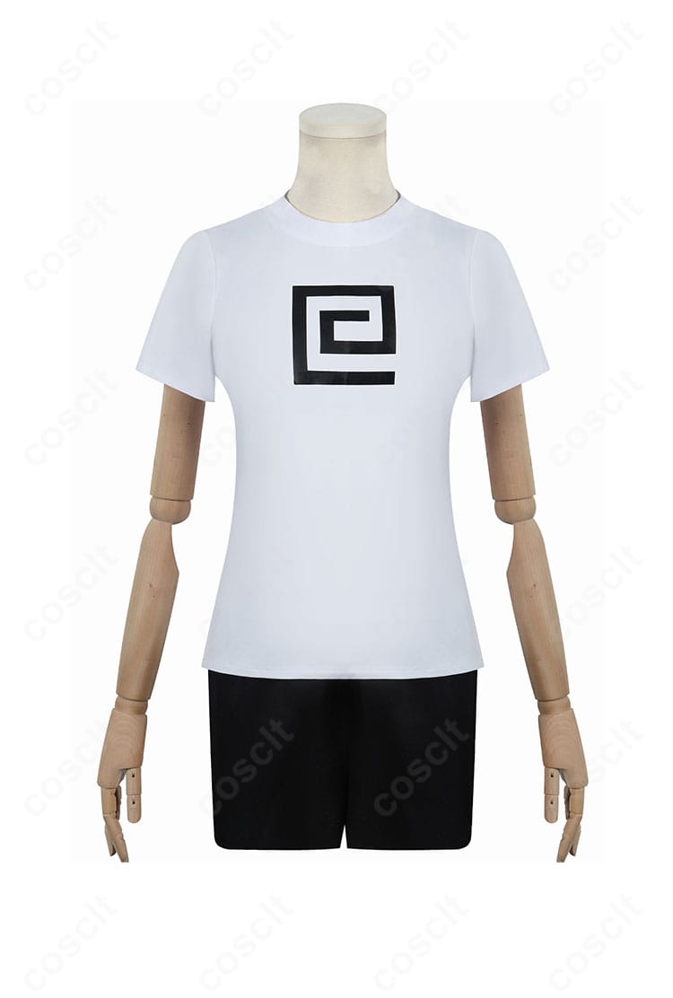 短袖トップスの正面ディテール。袖口の形状と刺繍アクセントが映える近接カット。