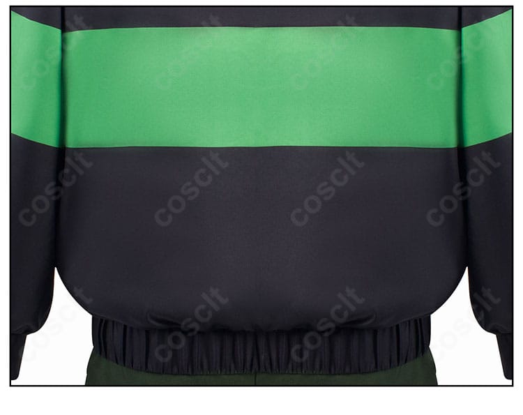 コート背面の下部ディテール。歩行時にも形が崩れにくい設計を確認できる画像。