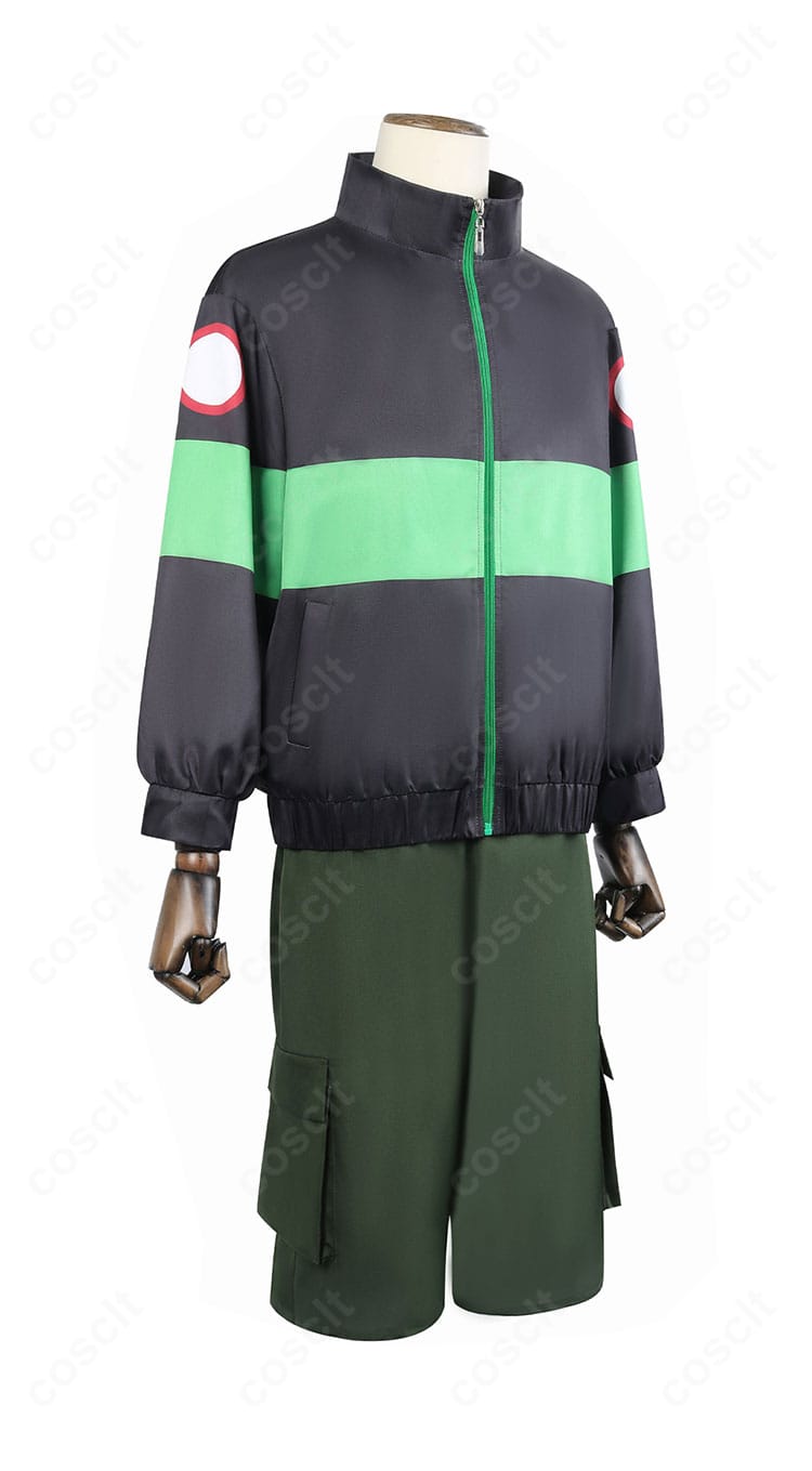 サカモトデイズ 眞霜平助 コスプレ衣装の側面。コートの直線的なドレープとショートパンツの丈感がわかるシルエット。