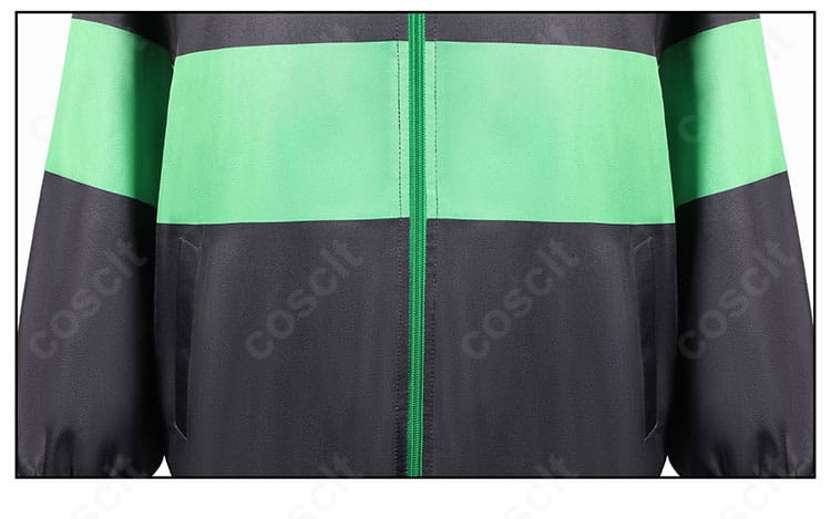 外套(ロングコート)の質感と切替部のディテール。陰影が映える素材感でクールな印象を強調。