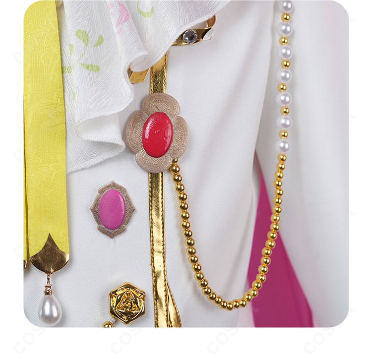 胸元装飾アップ。メダリオン風パーツとチェーンの光沢、バランスの良い配置を確認。