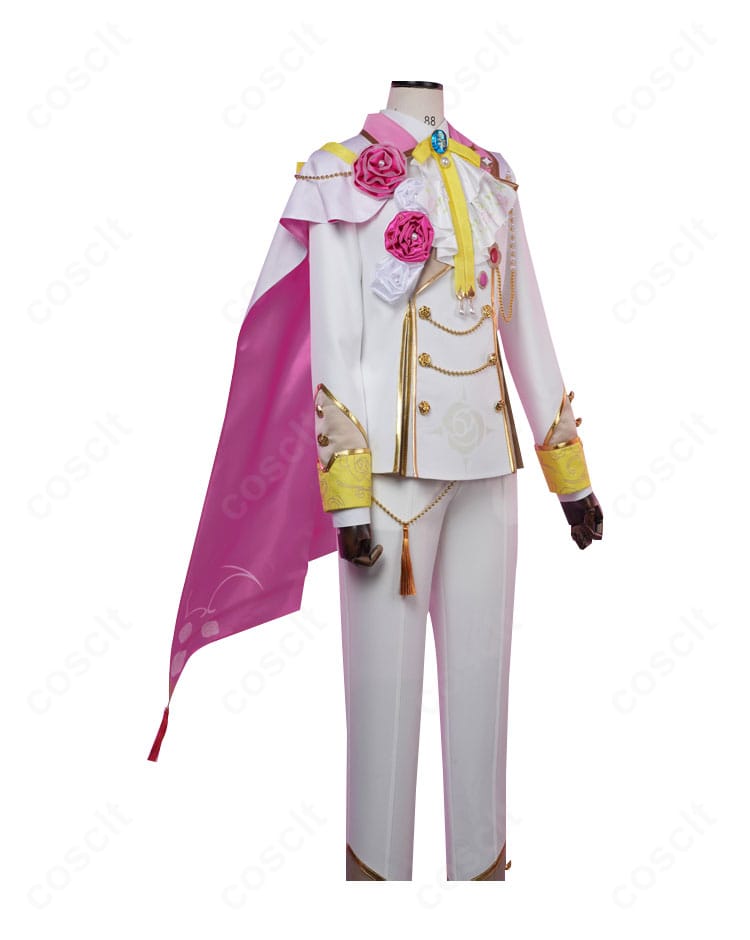 側面から見た衣更真緒コスプレ。マントの落ち感とコートのシルエット、肩周りの立体感を確認。