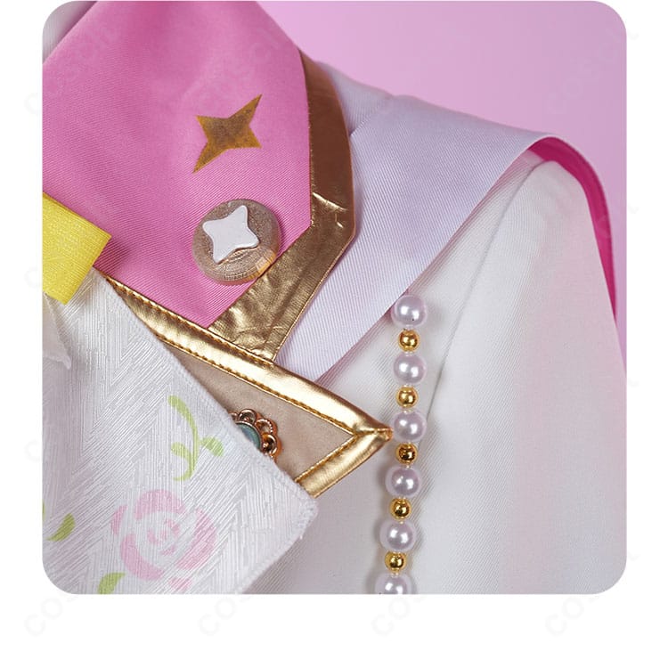 襟の装飾ディテール。襟元トリムとスカーフの重なり、ステッチの整いを示す画像。