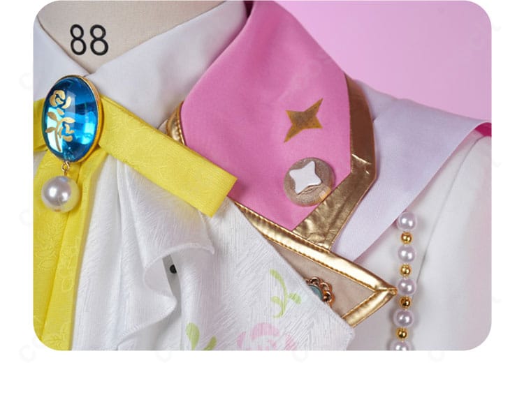 襟元アップ。留め具の質感とスカーフのボリューム、首周りの収まりを確認できる写真。