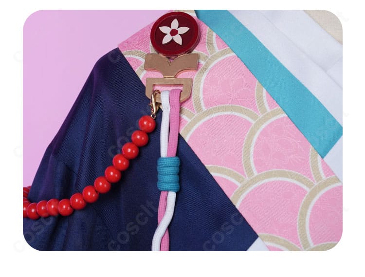 肩周りの装飾ディテール。エポレット風パーツと肩ラインの構造を捉えた画像