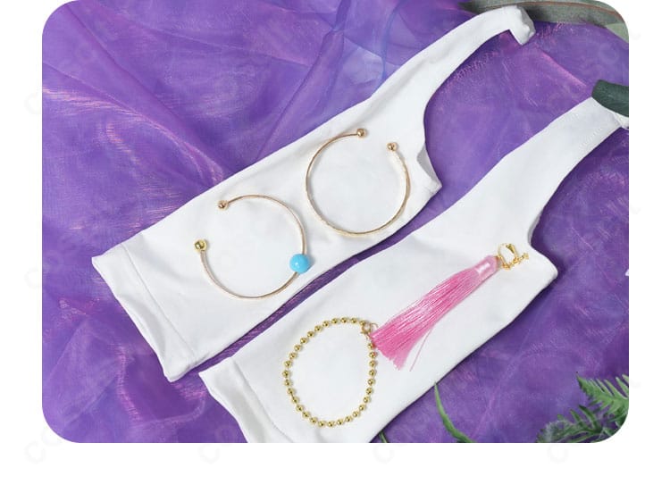 首飾り・アクセサリーのクローズアップ。輝度と質感、取り付け位置の分かる画像