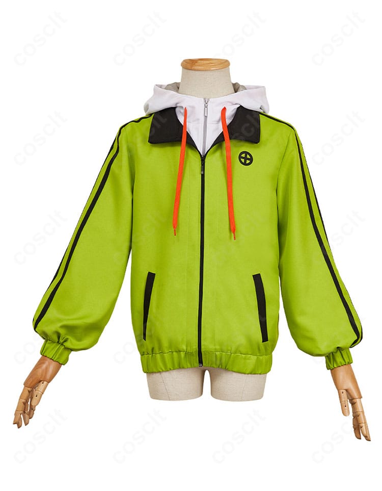 正面全身画像。明浦路司のコート衣装のハリ感あるシルエットと襟のライン、前合わせの仕立てが分かるディテールショット。