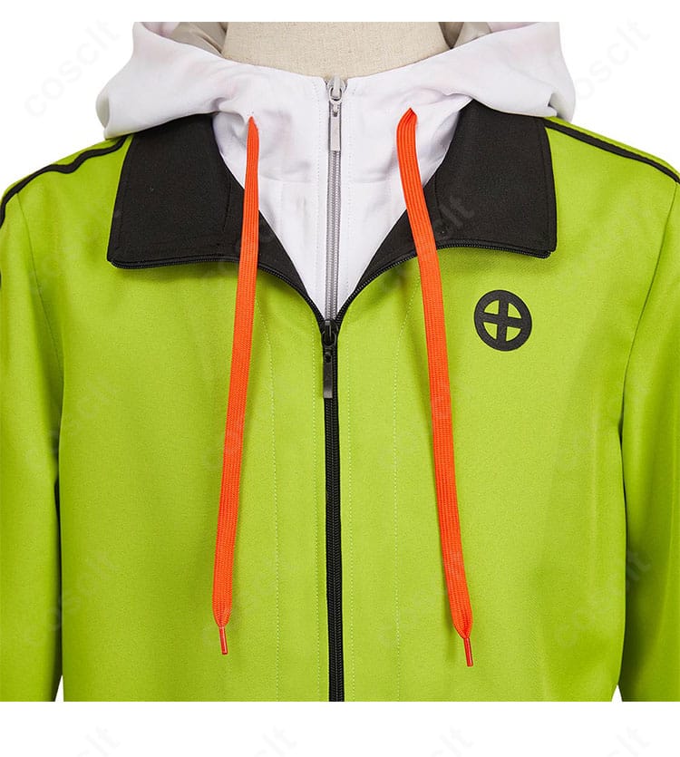 襟飾りのクローズアップ。刺繍の精密さと縫製の密度、襟元のエッジの美しさが伝わる近接画像。