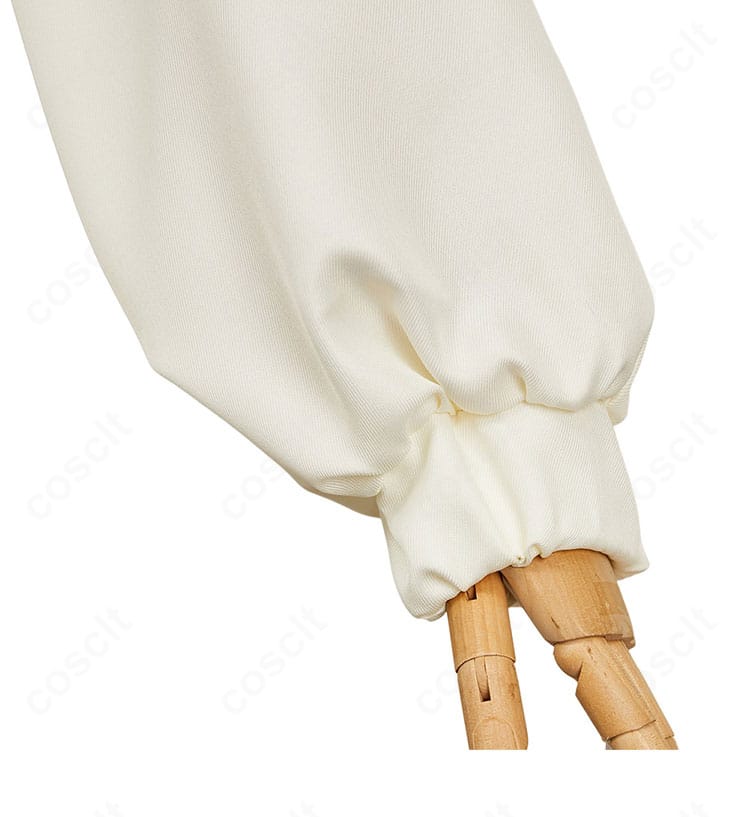 袖口の装飾ディテール。端処理と装飾パーツの質感がわかる接写。