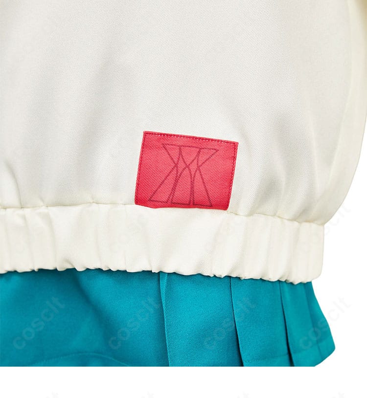 トップスのロゴ風装飾ディテール。作品イメージに沿ったアクセントが魅力。