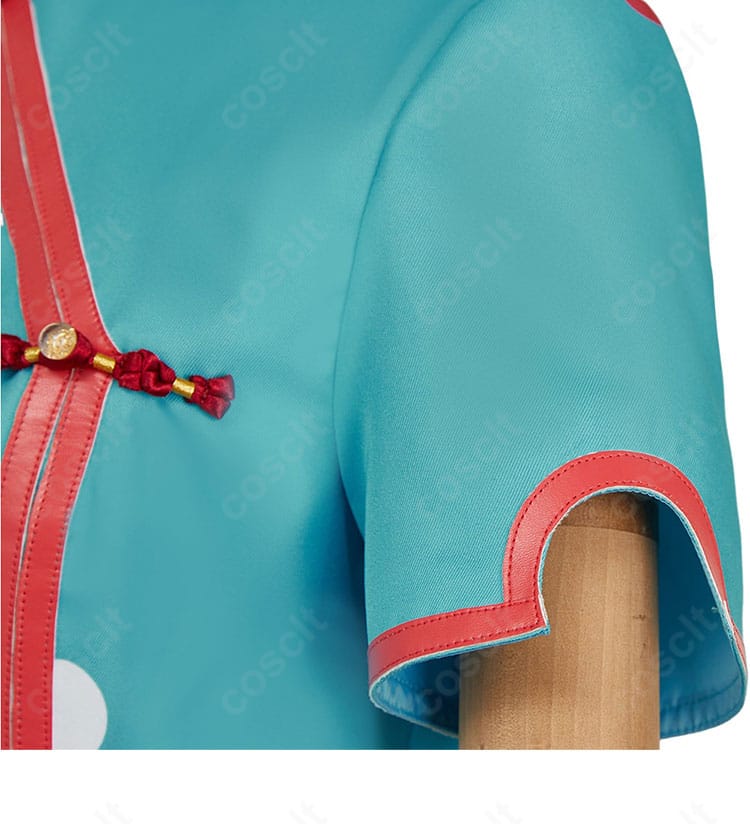 八尋寧々 チャイナドレスの袖ディテール。上品なトリミングと滑らかな生地感でエレガントに仕上げ。