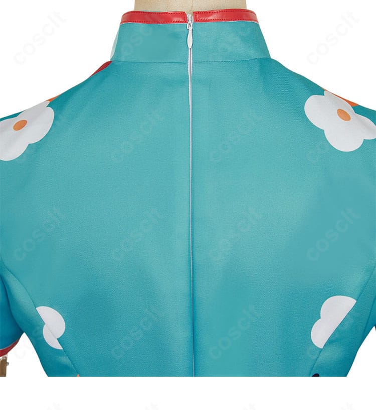 八尋寧々 チャイナドレスの背面装飾ディテール。背中の切替と装飾がアクセントになるデザイン。