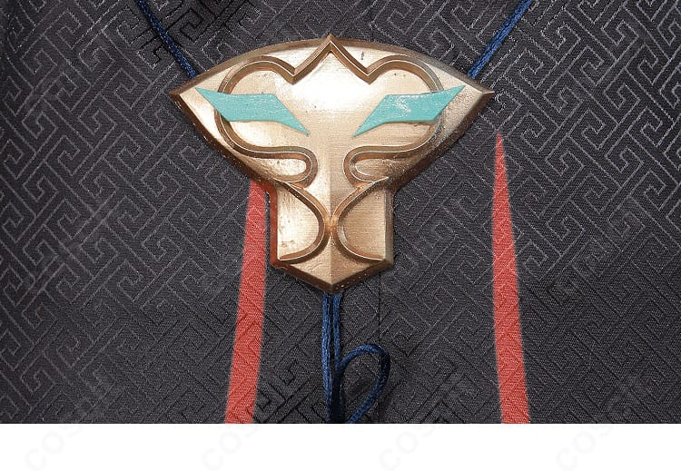 腰の背飾りの全体像。後ろ姿での存在感と動きに合わせた立体感を示す。