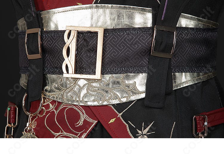 腰ベルト装飾の詳細。ベルトコンポーネントの構成と金具パーツの配置が分かる。