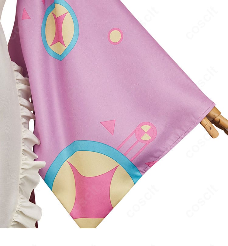 袖のディテールアップ。落ち着いた配色と精緻な装飾、袖口の形状を強調したカット。