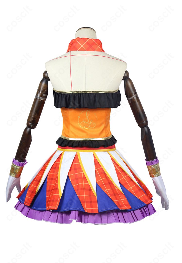 背面デザインの詳細。後ろ開きの仕様やスカーフの収まり、スカートのラインが分かる画像。