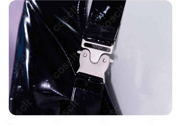 肩紐装飾の接合部を拡大。透明ストラップとの組み合わせと固定方法を確認できる画像。