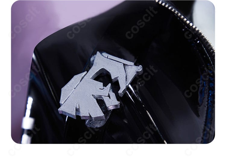 肩パーツのディテール。装飾の形状と縫製、色味のコントラストが分かるクローズアップ。