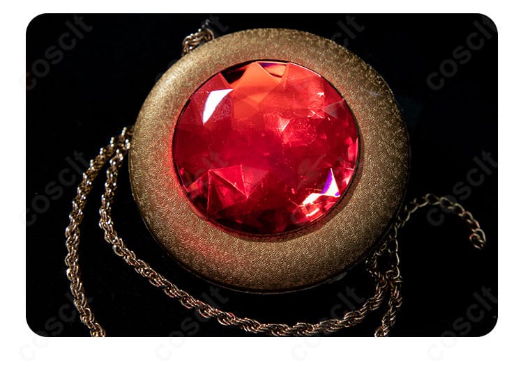 首飾りのクローズアップ。エスケープクイーン特有のネックレス意匠と質感を詳細に掲載。